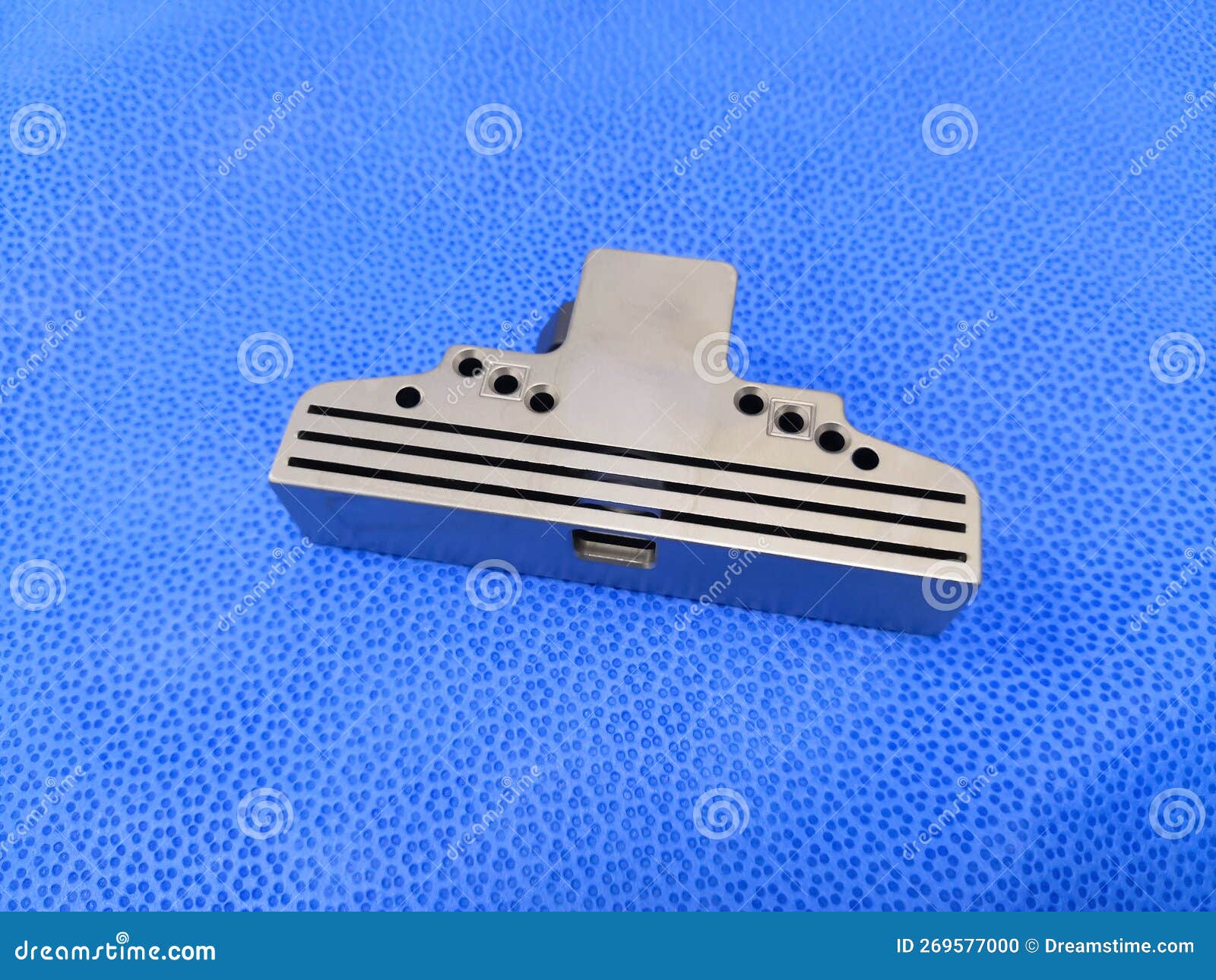Distal cutting block