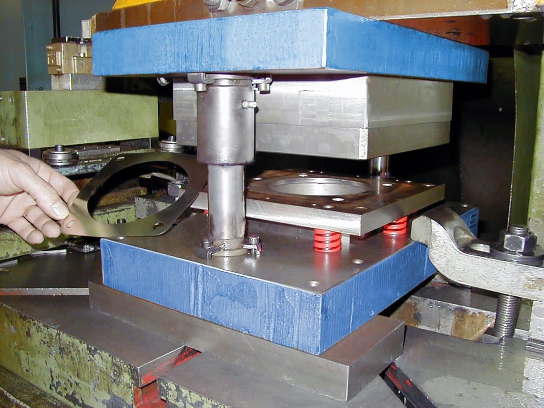 Revision cutting block